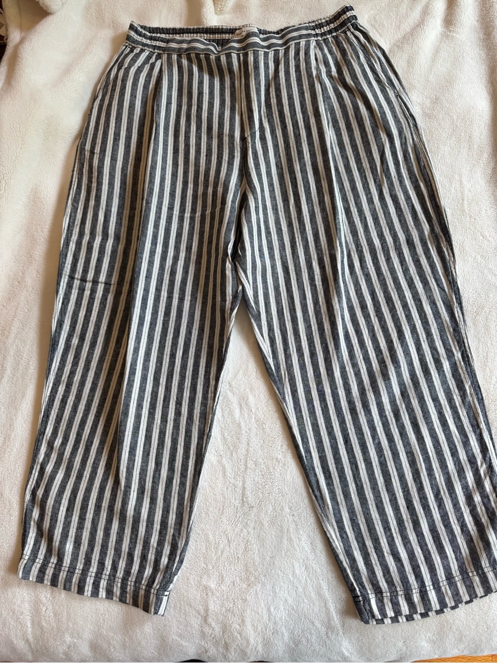 Banana Republic Pleated Pull-On Linen Pants (White Lotus Collection) - Picture 3 of 6